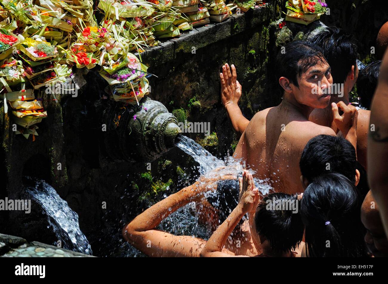 Indonesia, Nusa Tenggara, Bali, Pura Tirta Empul, people purifying and bathing in the holy water of the Hindu temple Stock Photo