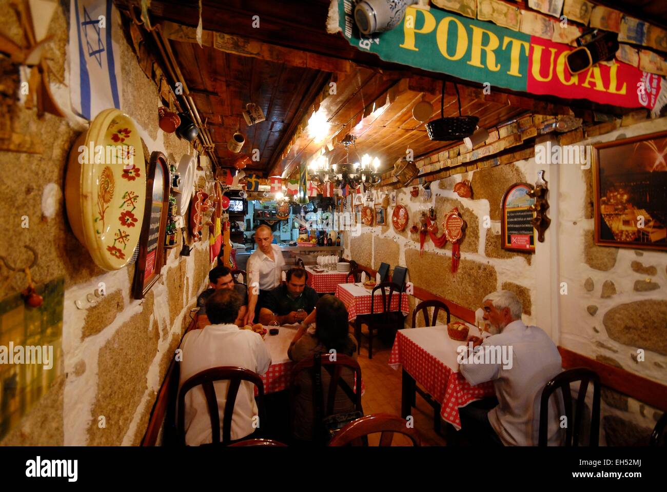 Portugal, North Region, Porto, historical center listed as World Heritage by UNESCO, Ora Viva restaurant in street Fonte Taurina Stock Photo