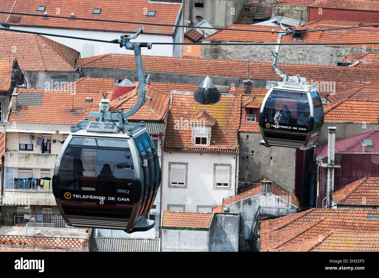 Portugal, North Region, Porto, cable cars above the roofs of Vila Nova de Gaia Stock Photo