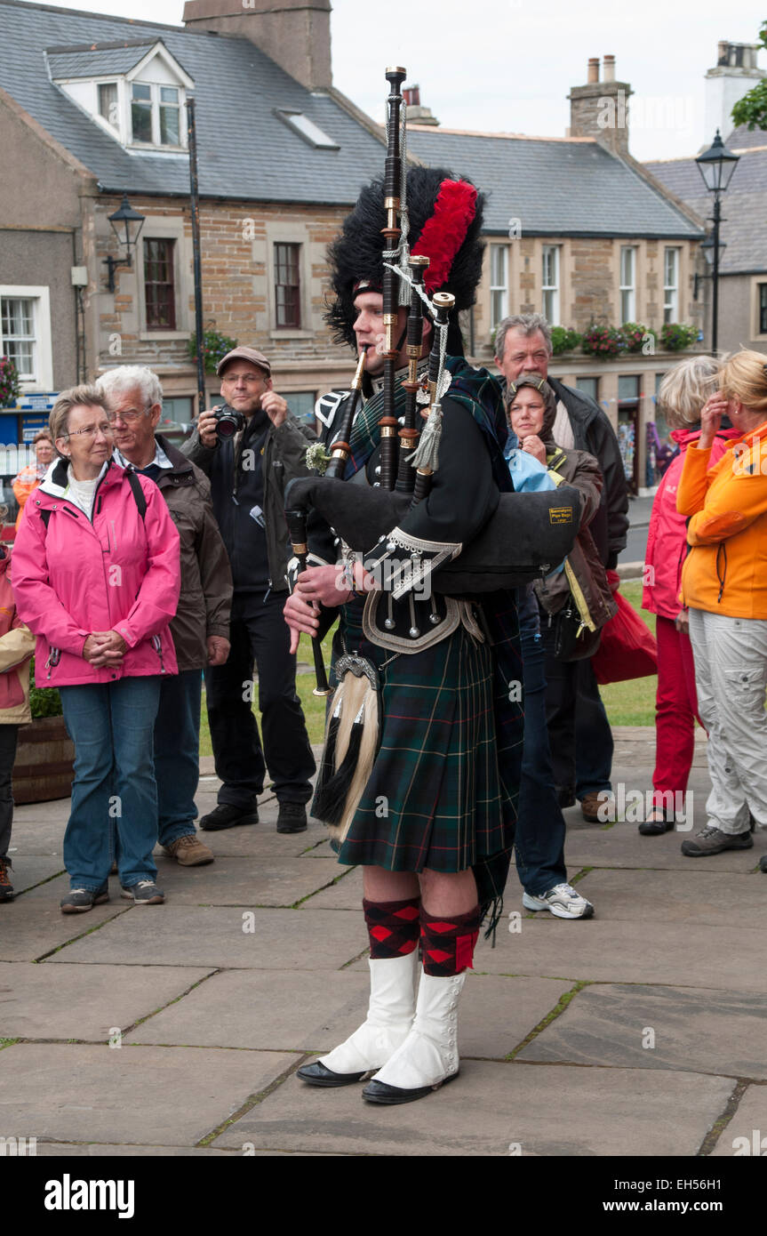 A bagpiper at a wedding in St Magnus Cathedral in Kirkwall on Orkney Islands in Scotland.  Dudelsackspieler bei einer Hochzeit. Stock Photo