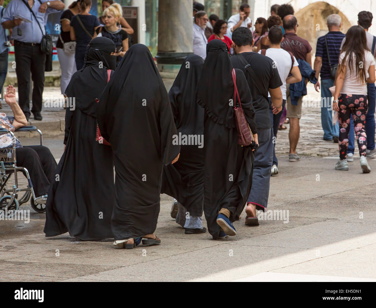 Istanbul, Turkey young women in full black burqa dress Stock Photo