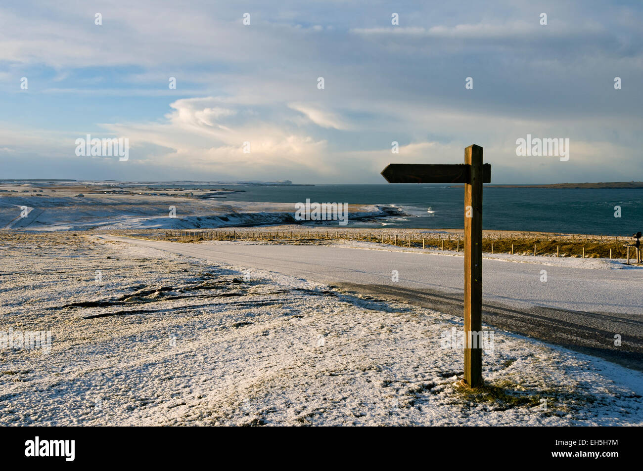 Footpath signpost at Duncansby Head, near John o'Groats, Caithness, Scotland, UK.  Looking towards Dunnet Head in the distance. Stock Photo