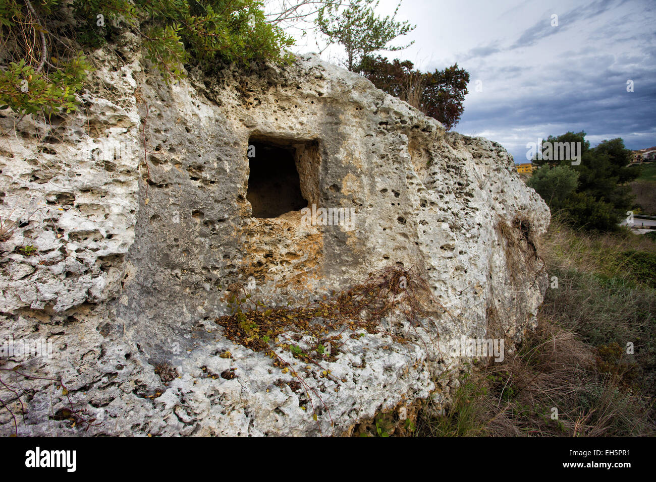 Gisira prehistoric tomb, Ancient Bronze Age, Castelluciano culture