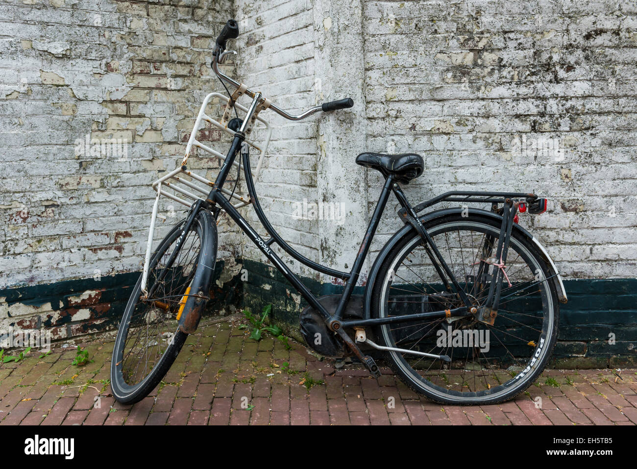 Old black bicycle hi-res stock photography and images - Alamy