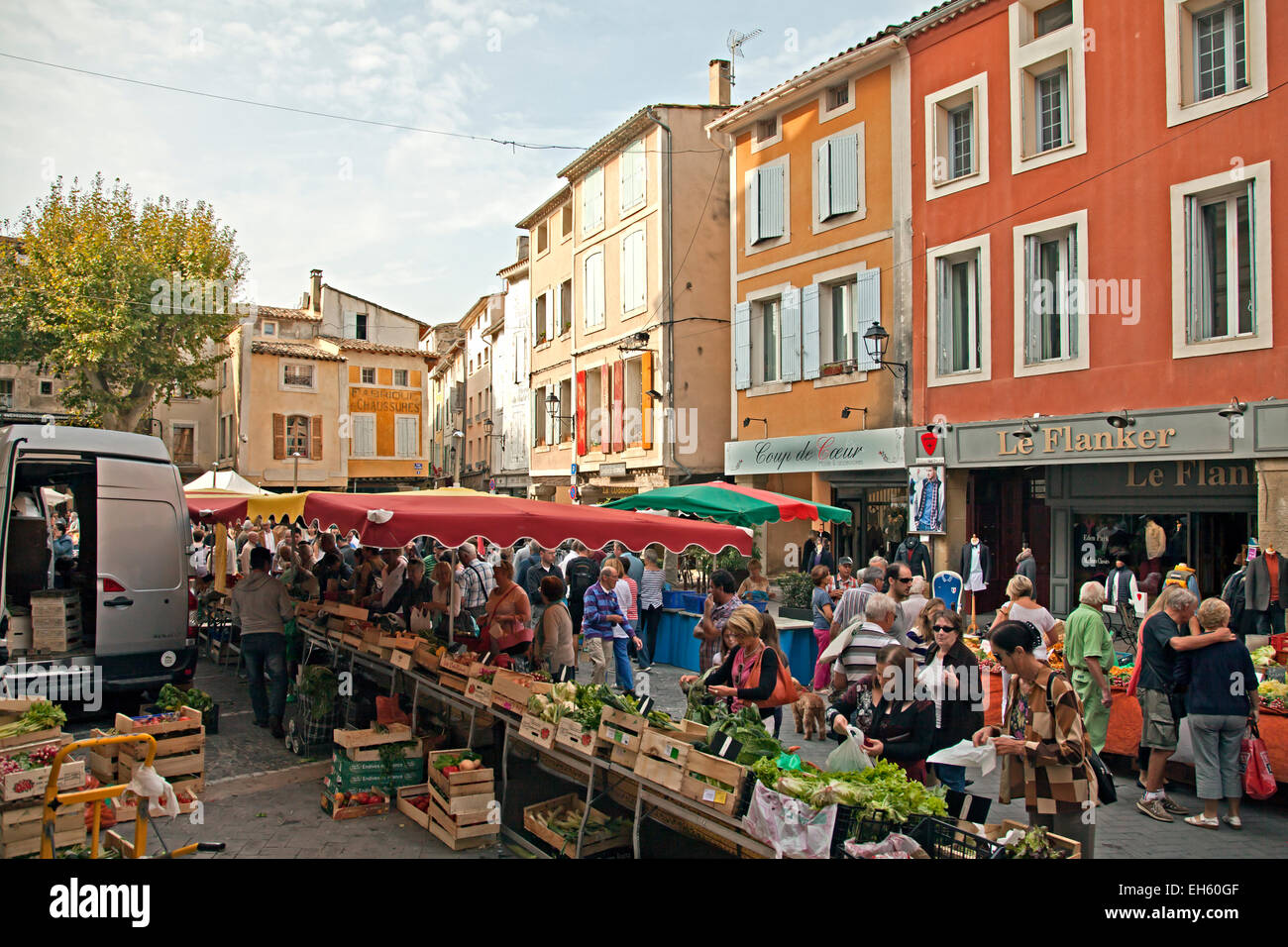 Produce, pottery, vintage clothing, toys, food, and antiques share  sidewalks on market days in L'Isle-Sur-la-Sorgue, France Stock Photo - Alamy