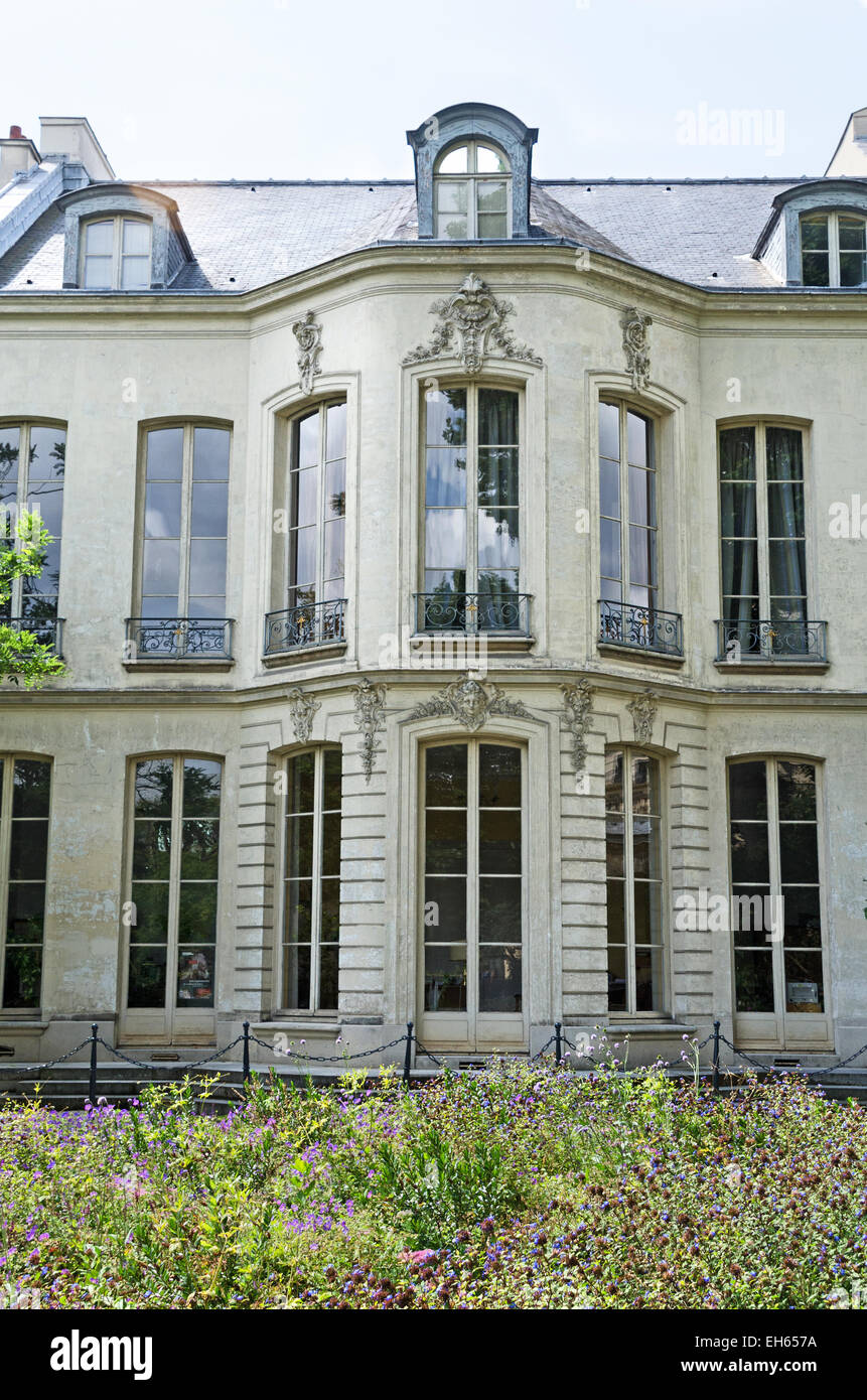 The elegant Hôtel de Jaucourt faces a courtyard garden in the Archives Nationales, Paris. Stock Photo
