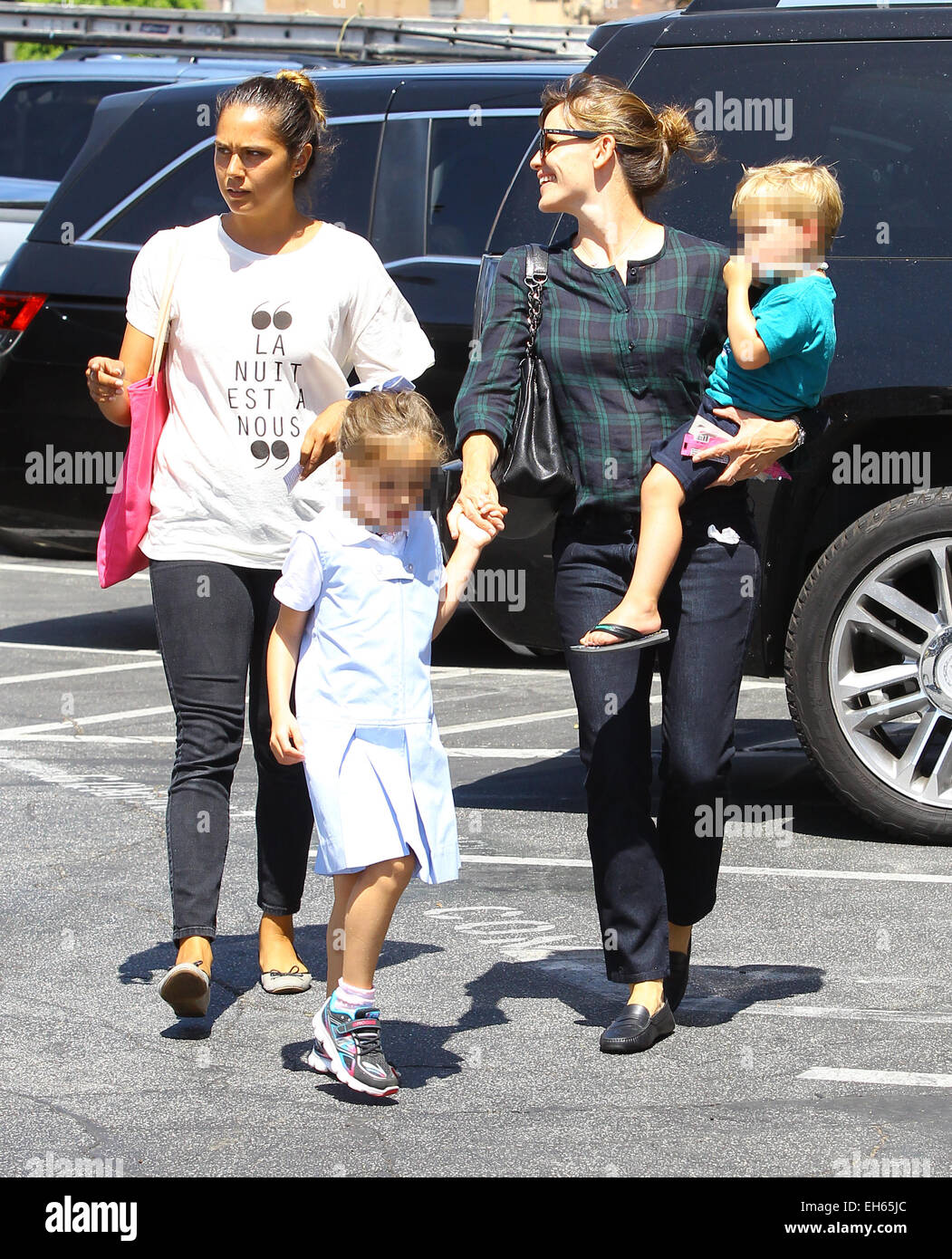 Jennifer Garner and her two children, Seraphina and Samuel, shop at