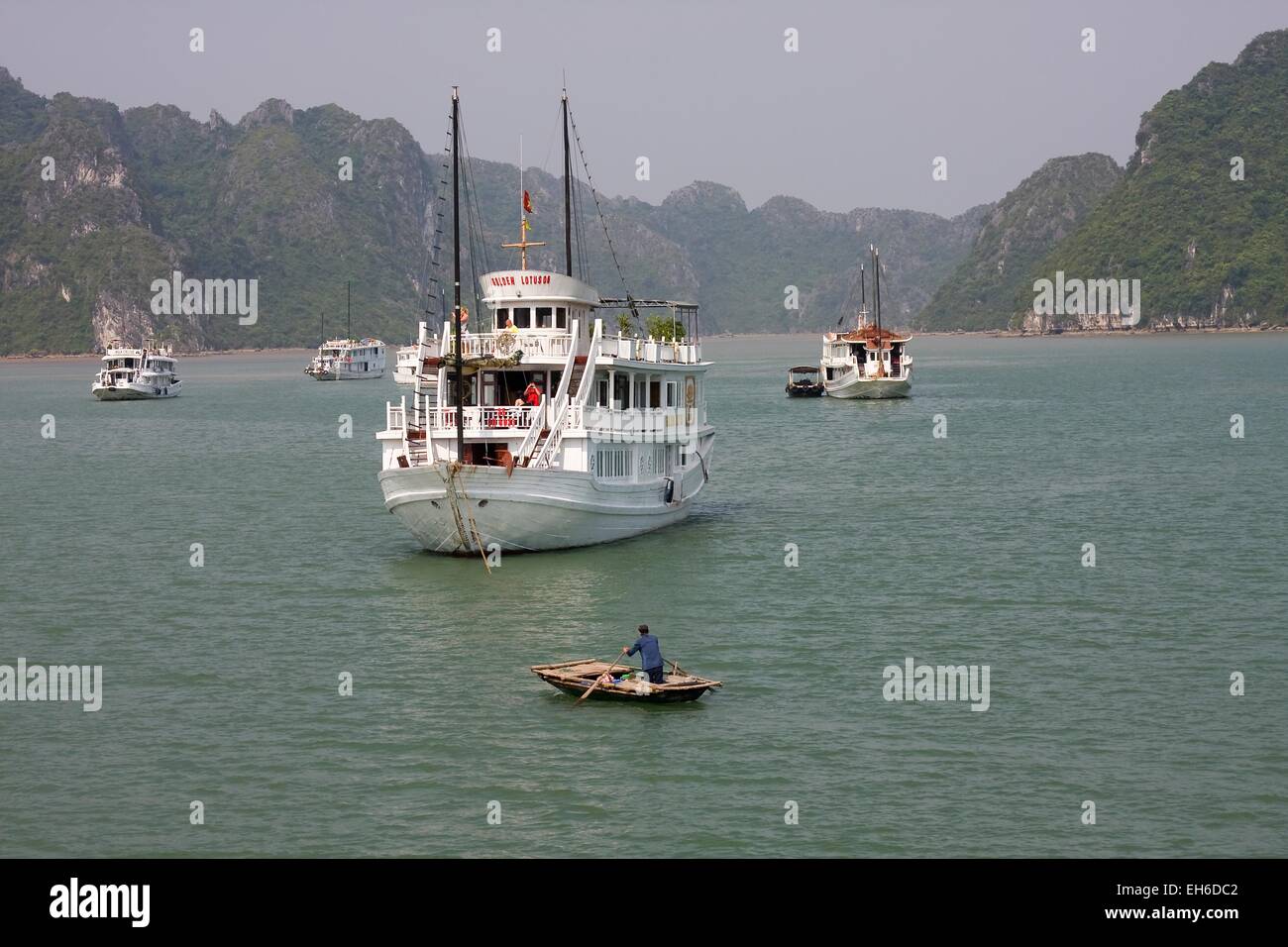 White excursion boats hi-res stock photography and images - Alamy