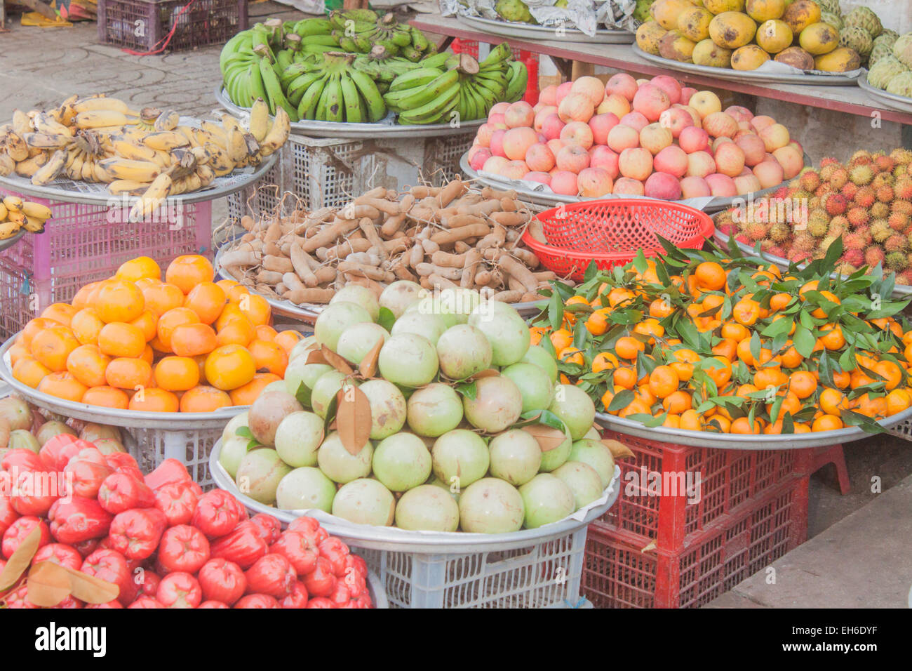 Fruit fruits stand hi-res stock photography and images - Alamy