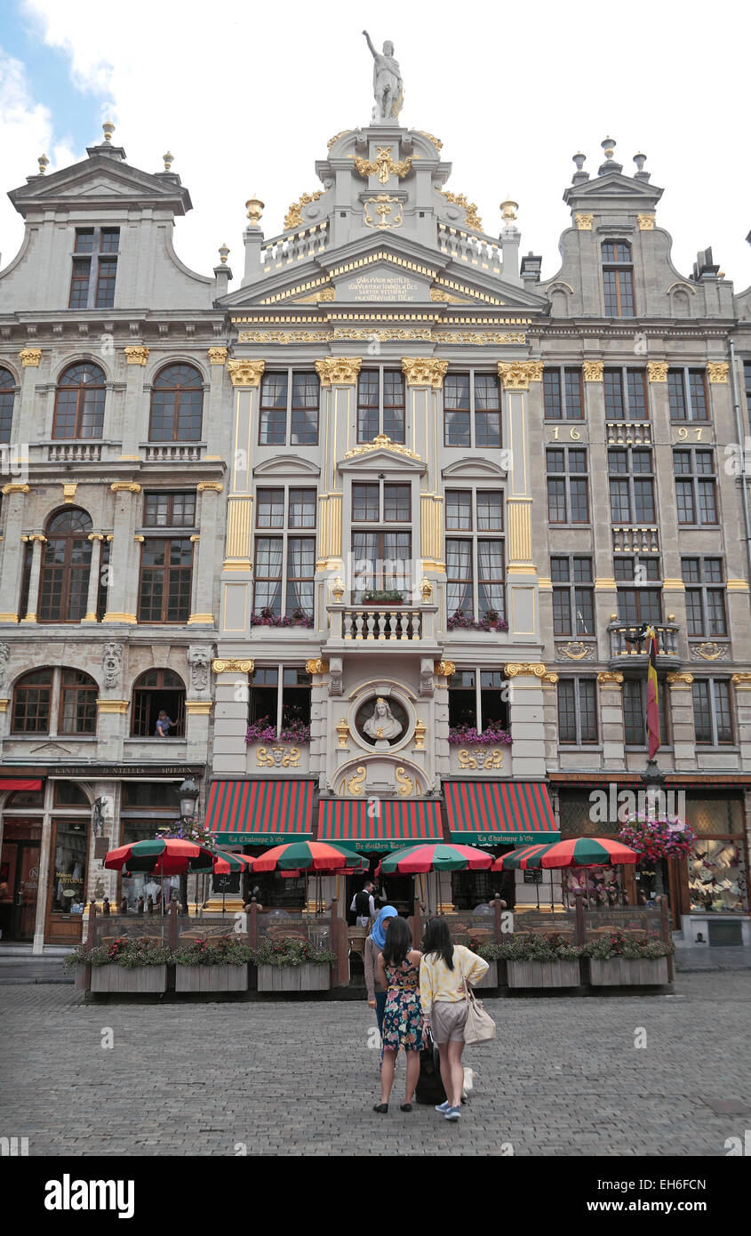 Tourists standing in front of the La Chaloupe d'or restaurant, Grand Place (Grote Markt), Brussels, Belgium. Stock Photo