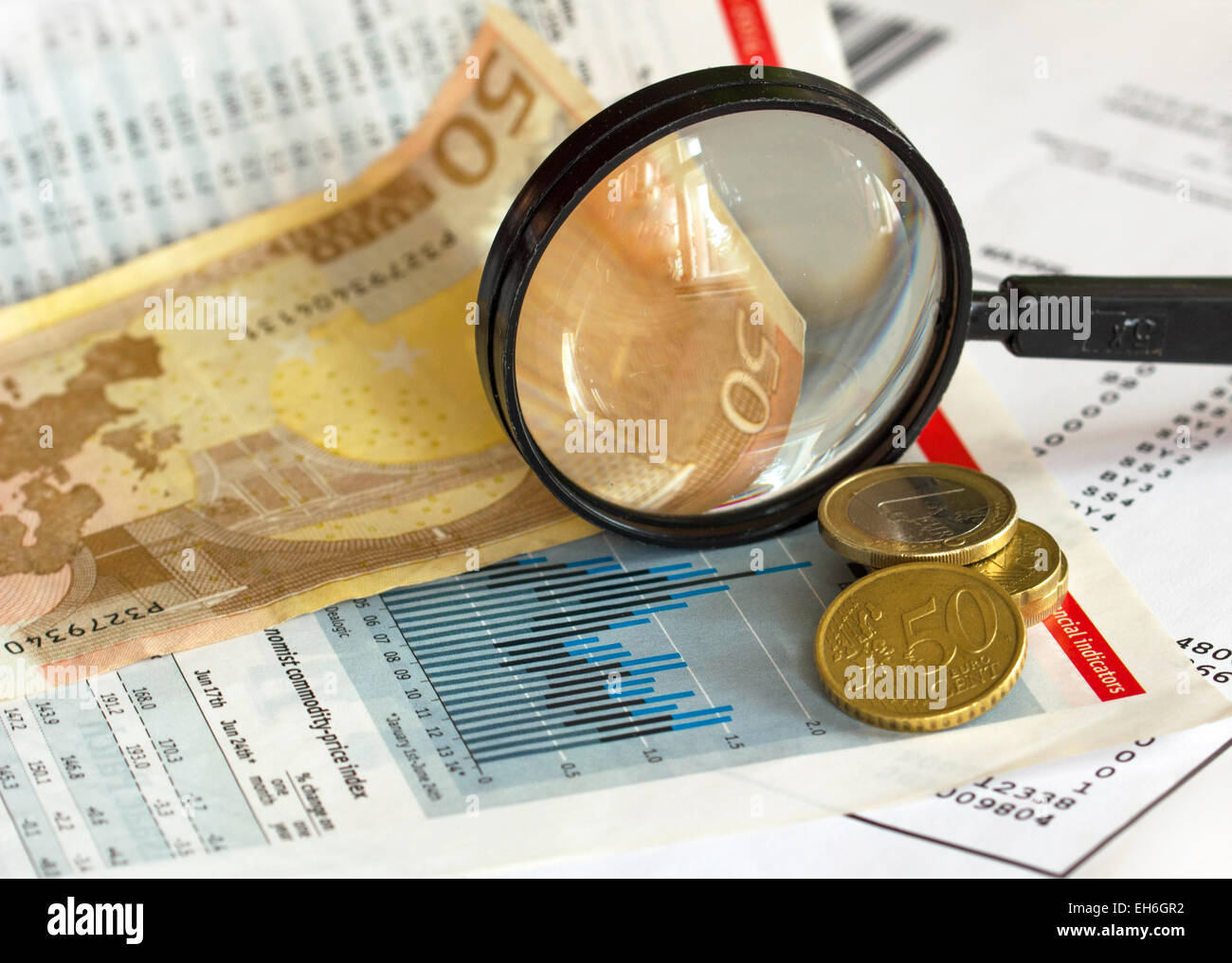 Magnifying glass retail price index hires stock photography and images