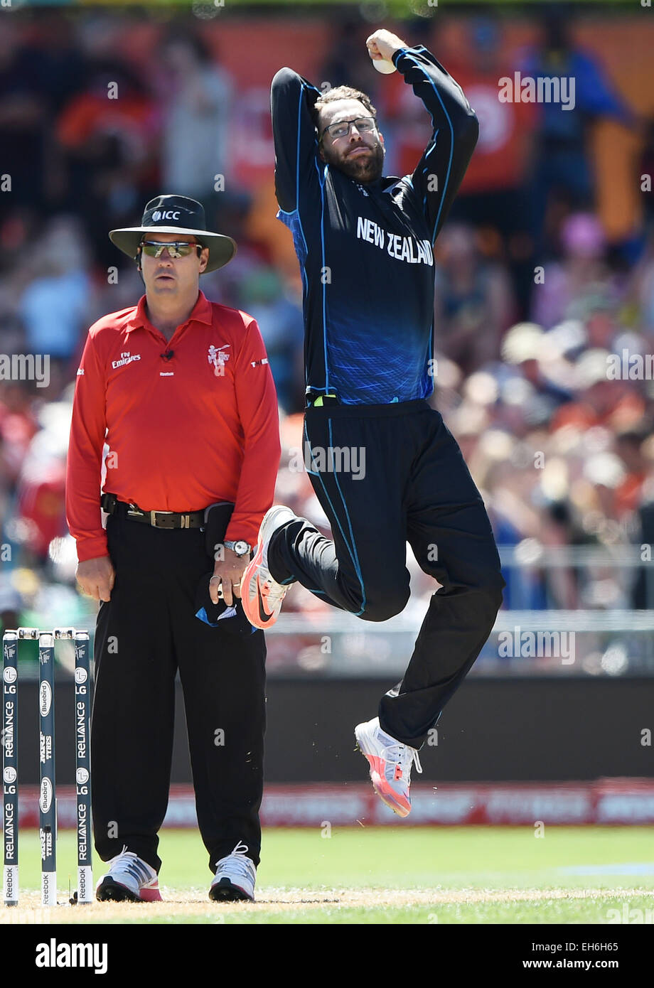 napier-new-zealand-08th-mar-2015-daniel-vettori-bowling-during-the-EH6H65.jpg