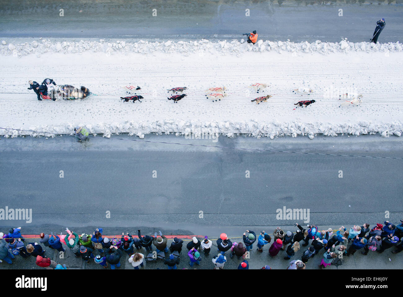 Scott Janssen, known as the 'Mushin' Mortician,' waves to the crowd as he mushes down Fourth Avenue in Anchorage Alaska at the Iditarod's Ceremonial Start on March 7, 2015. The race will resume with the official start in Fairbanks on March 9. Photo: Joshua Corbett/dpa (zu dpa: Alaska, Land des Hechelns: «Das härteste Schlittenrennen der Welt» vom 08.03.2015) Stock Photo