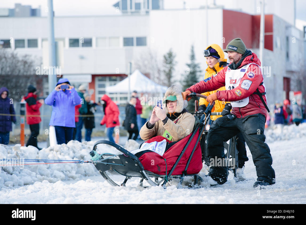 Four-time Iditarod winner Lance Mackey turned from Fourth Avenue onto Cordova Street in downtown Anchorage, Alaska on March 7, 2015 at the Ceremonial Start to the 2015 Iditarod Sled Dog Race. The race will resume with the official start in Fairbanks on March 9. Photo: Joshua Corbett/dpa (zu dpa: Alaska, Land des Hechelns: «Das härteste Schlittenrennen der Welt» vom 08.03.2015) Stock Photo