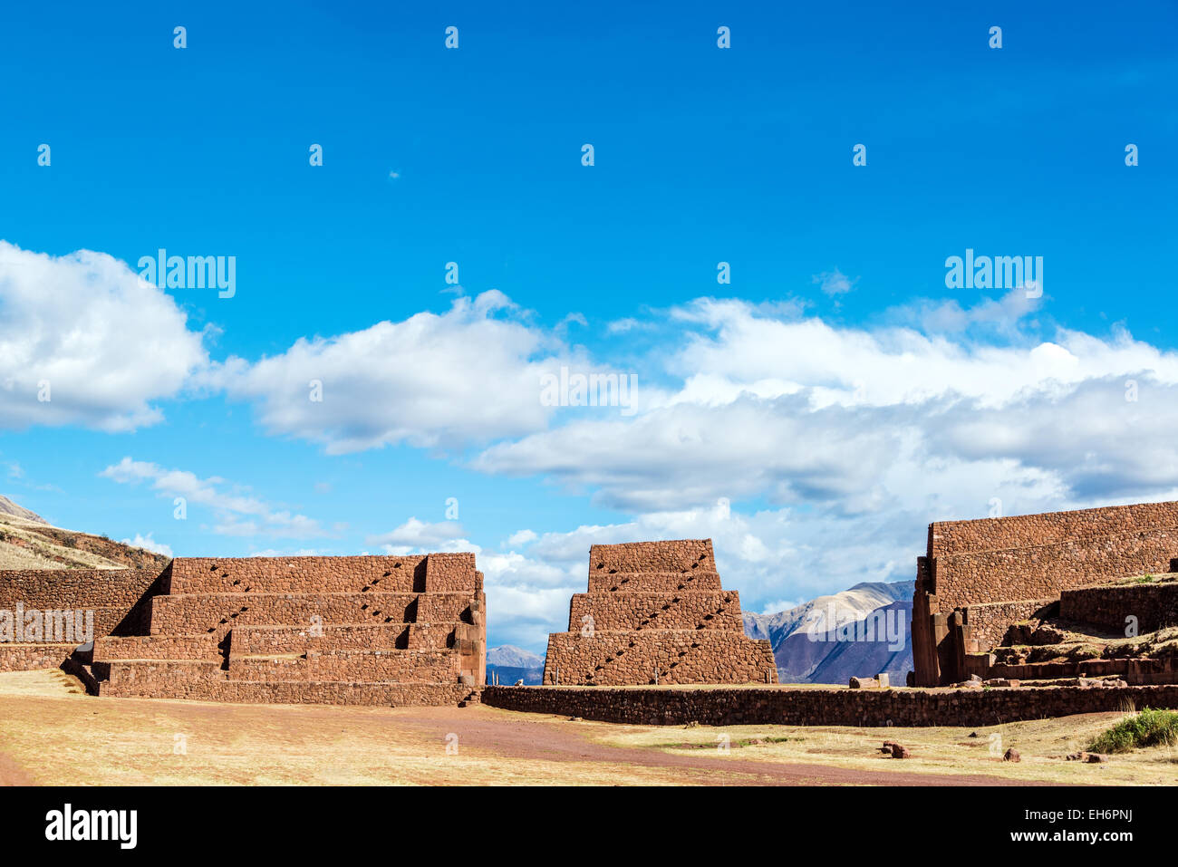 Kreatives Bild zu The ruins of Rumiqullqa near Cusco, Peru. The ruins were built by both The ruins of Rumiqullqa near Cusco, Peru. The ruins were built by both Bildidee