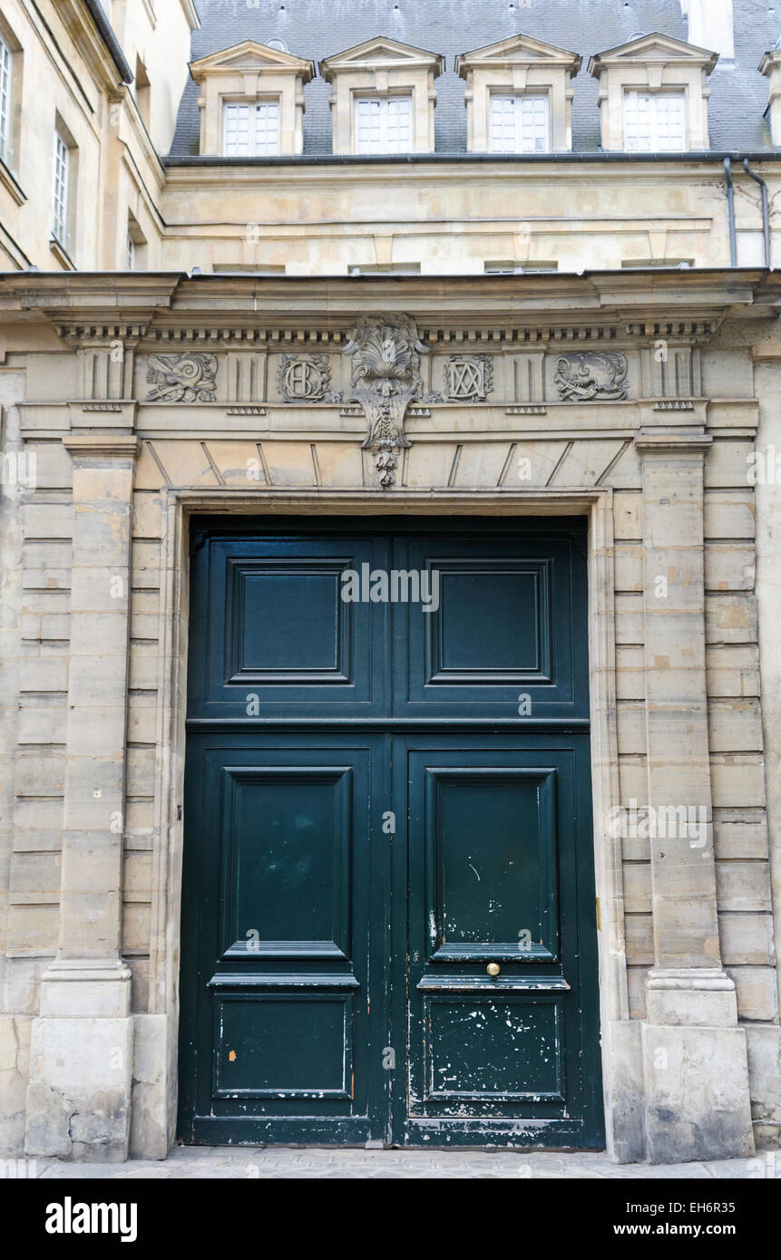 Doorway entrance gate courtyard hi-res stock photography and images - Alamy