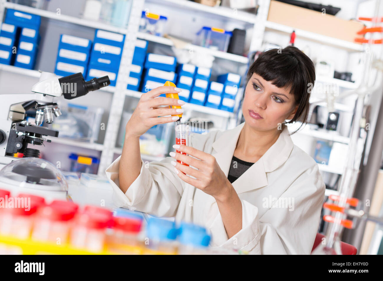 Lab Assistant Imags Assistant laboratory hi-res stock photography and images - Alamy