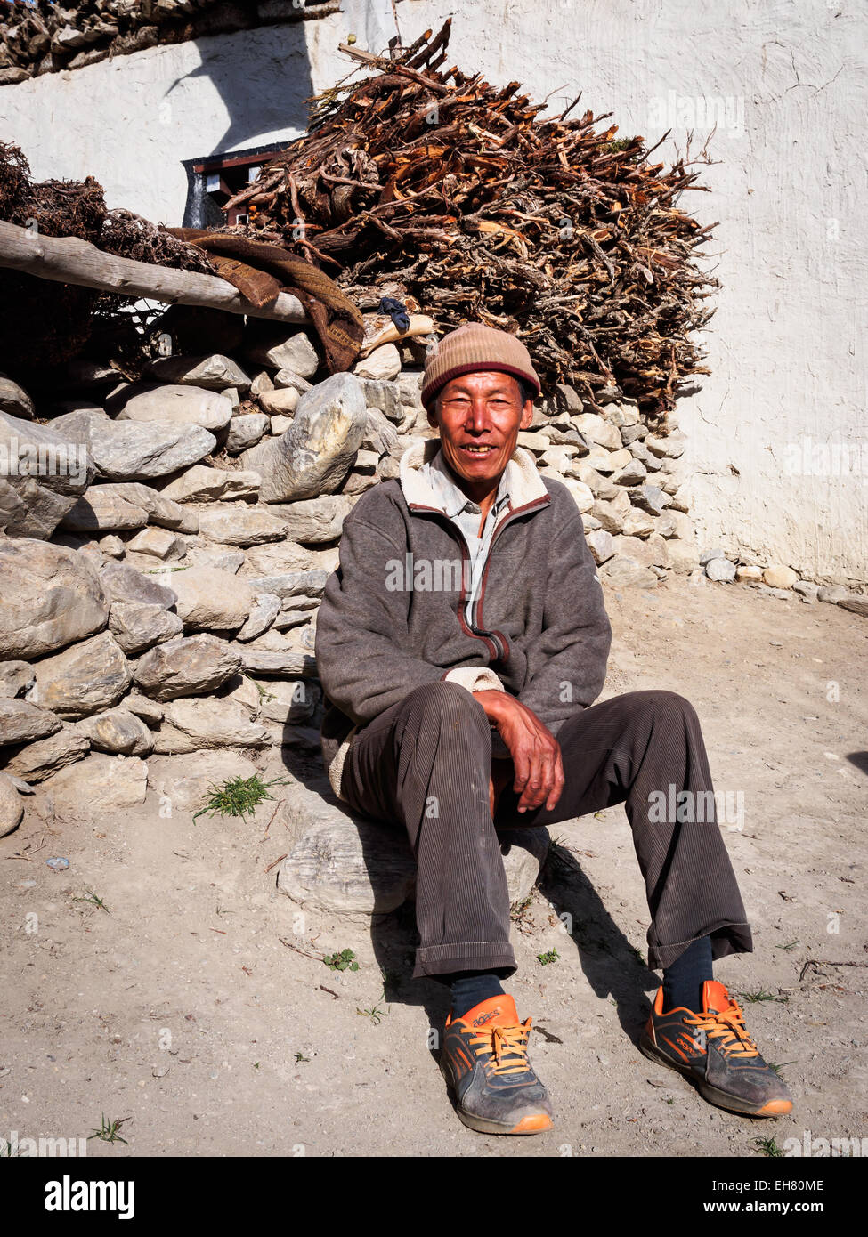 Nepali man at himalaya hi-res stock photography and images - Alamy