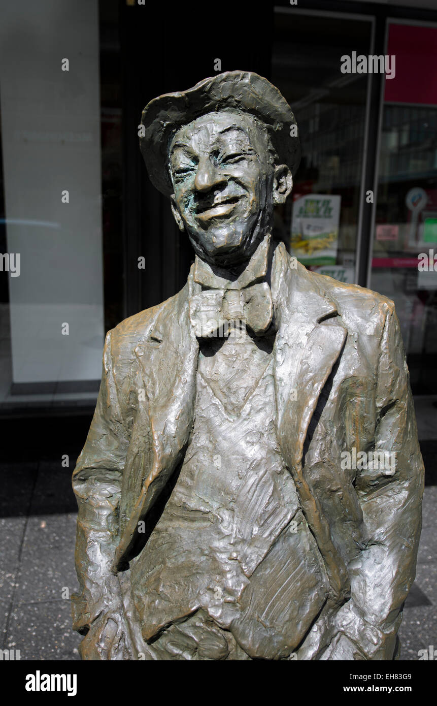 Statue of Roy 'Mo' Rene, a well-known Australian comedian, Adelaide, Australia; larrikin figure; cocky; ocker character; entertainer; public art Stock Photo
