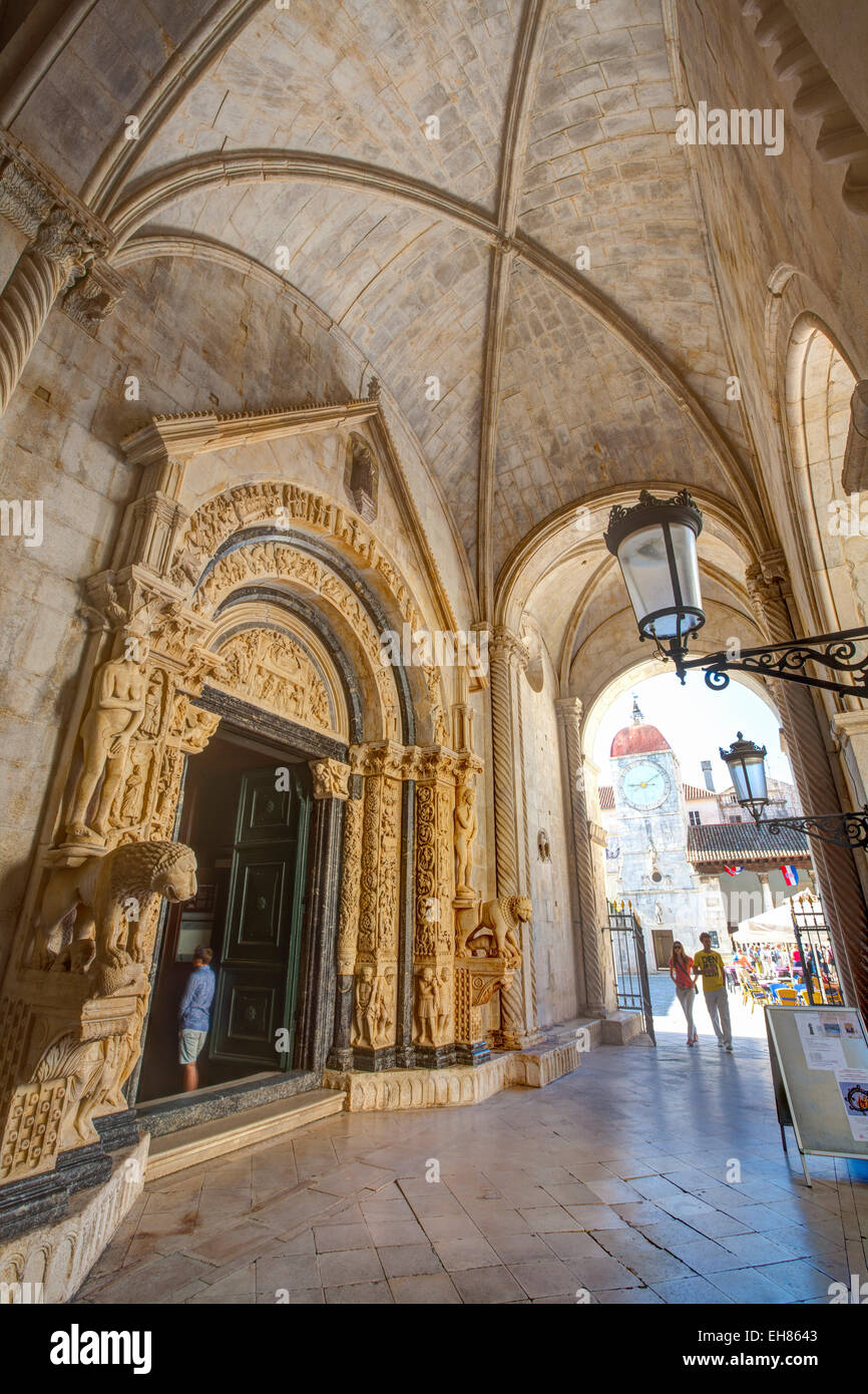Ornately carved Portal entrance of the Cathedral of St. Lawrence, Stari Grad (Old town), Trogir, Dalmatia, Croatia, Europe Stock Photo
