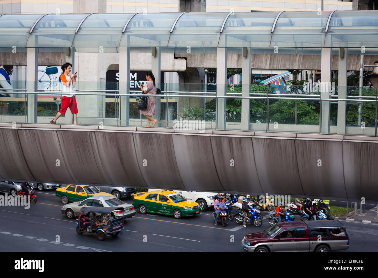 People pedestrian overpass hi-res stock photography and images - Alamy