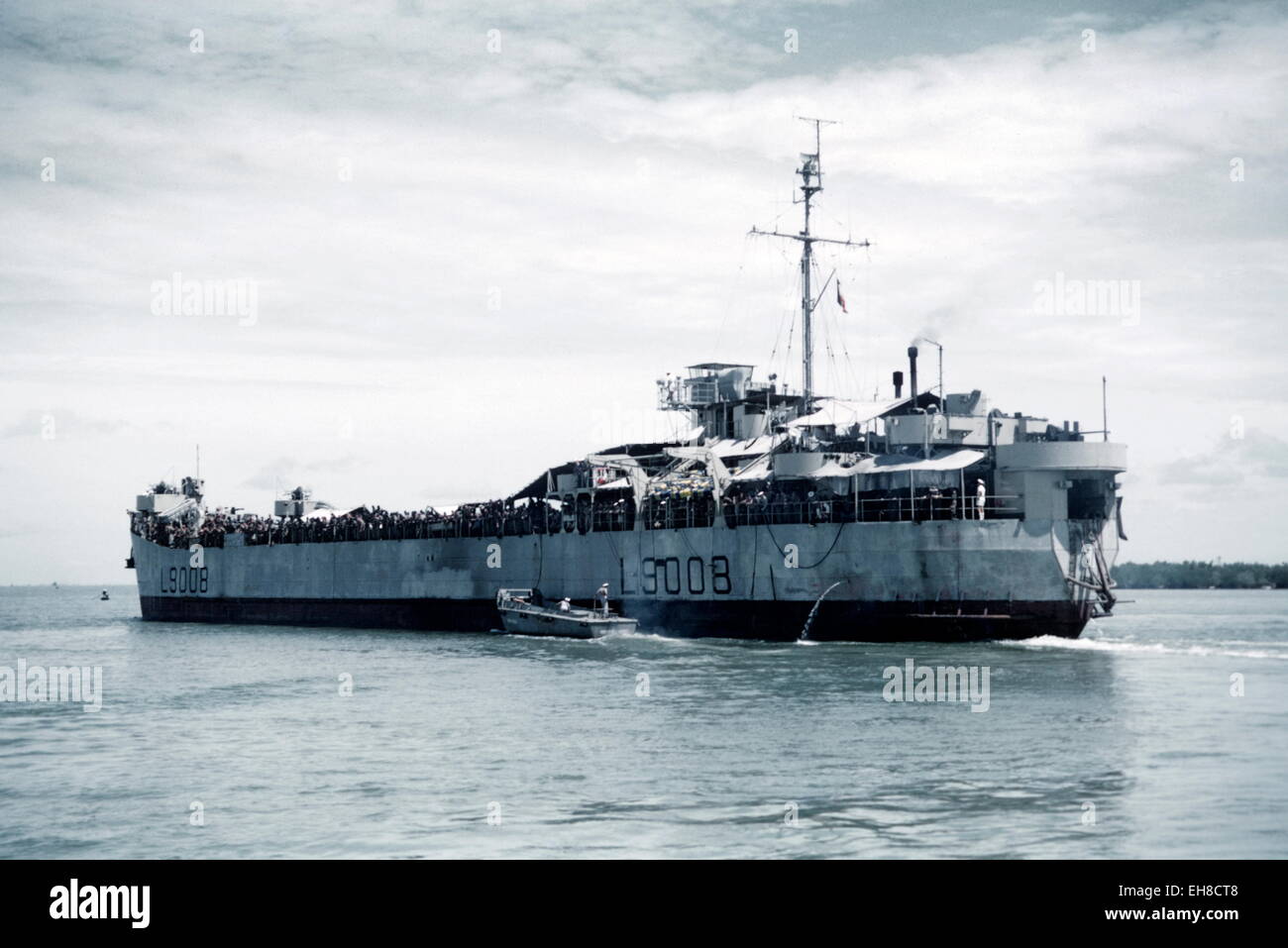 AJAXNETPHOTO - EARLY 1960S. SOUTH VIETNAM. - FRENCH LANDING SHIP - THE ARGENS CLASS TANK LANDING SHIP DIVES 1,400 TONS, COMMISSIONED IN JUNE 1960 (IN SERVICE 14/04/1961) LOADED WITH FRENCH TROOPS ON A RIVER IN THE SOUTH. PHOTO:JEAN CORRE/AJAX REF:NAM DIVES L9008 Stock Photo
