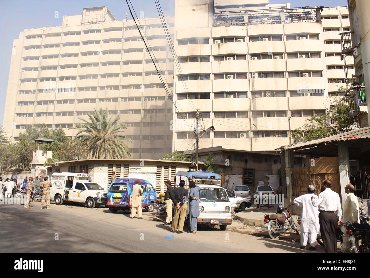 Smoke rising from the fire that erupted due to unknown reasons at Income Tax Building opposite to Sindh Secretariat in Karachi on Monday, March 09, 2015. Fire broke-out on 5th and 6th floors of Income Tax Office, turning into ashes certain record placed at a designated record room of the office. Credit:  Asianet-Pakistan/Alamy Live News Stock Photo