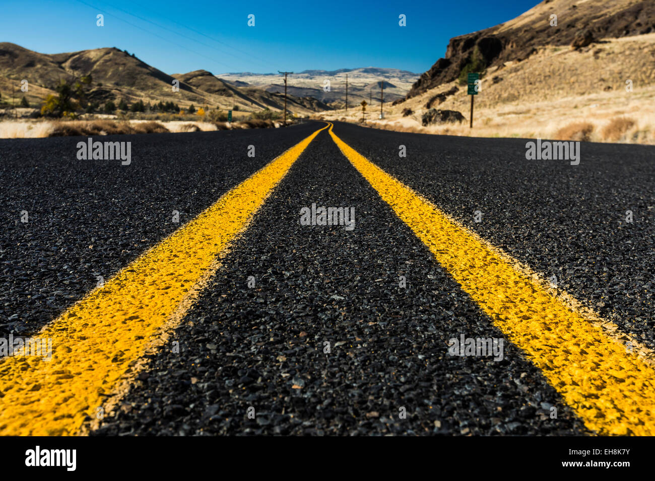 Double yellow lines of Oregon Route 218 where it passes the Clarno Unit of John Day Fossil Beds National Monument, Oregon, USA Stock Photo