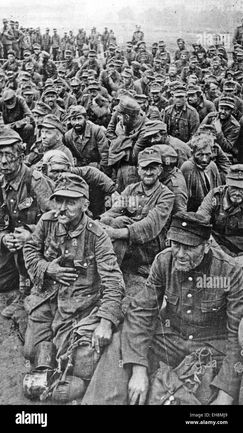 GERMAN PRISONERS captured by the Red Army in 1944 Stock Photo