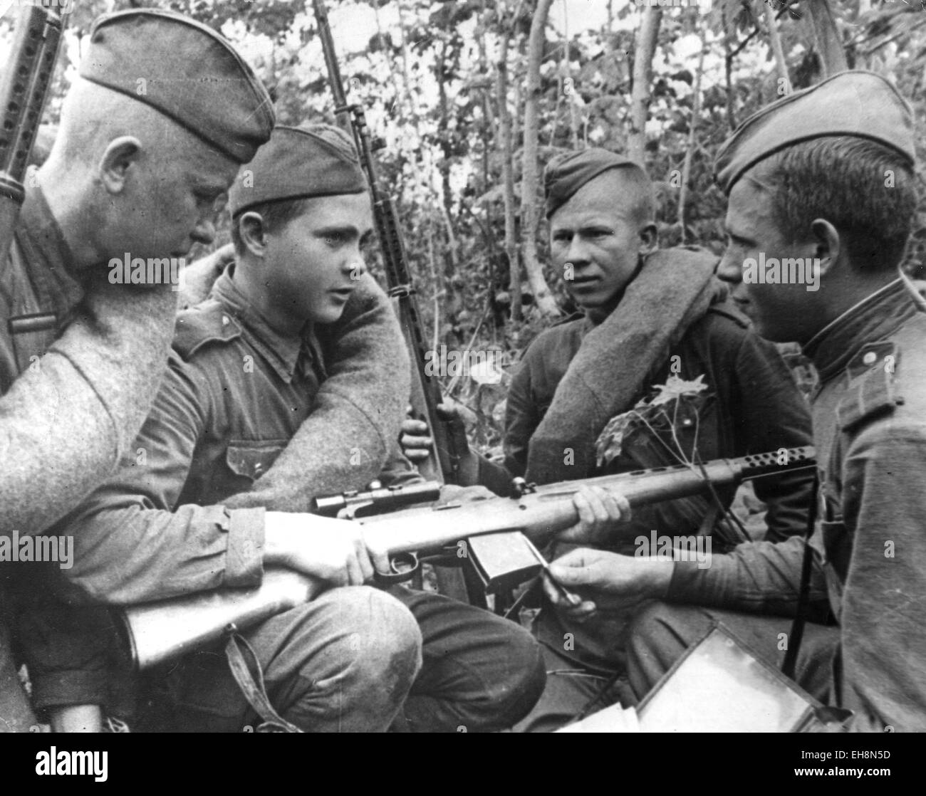 SOVIET ARMY snipers in training with instructor Sgt.Major Cheremisin at right about 1943. Rifle appears to be a late model  SVT-38 with telescopic sight Stock Photo