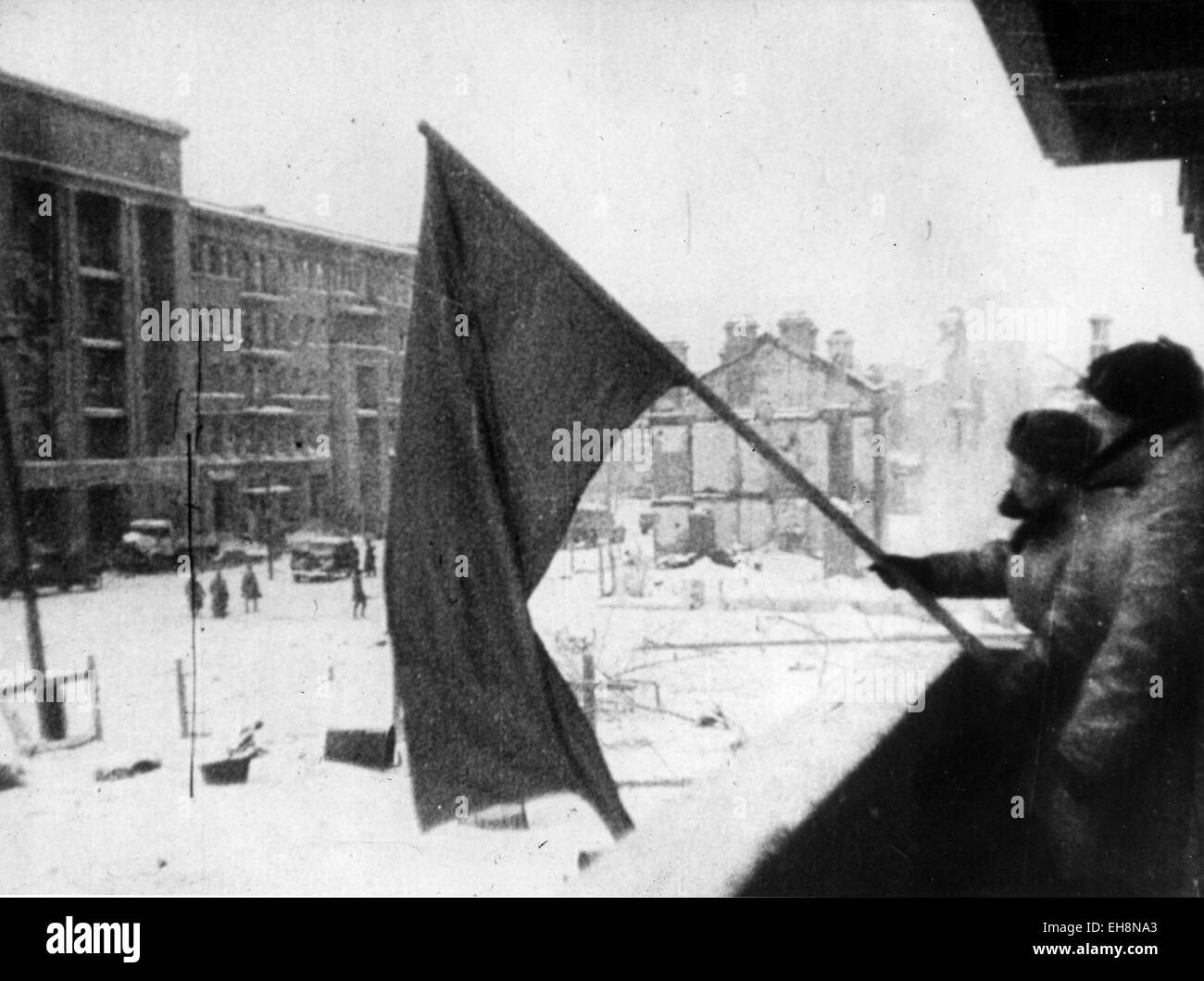 BATTLE OF STALINGRAD  August 1942-February 1943) Soviet soldiers holding the Red Flag over captured area of the city Stock Photo