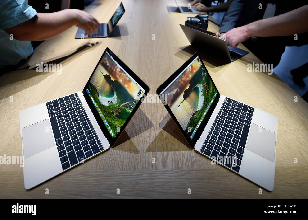 Orlando, FL/USA-12/6/19: An Apple store with people waiting to purchase  Apple Macbooks, iPads and iPhones Stock Photo - Alamy