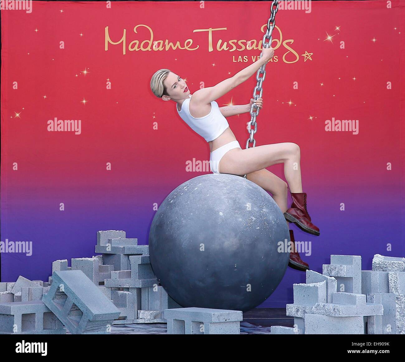 Miley Cyrus Wrecking Ball Hi res Stock Photography And Images Alamy