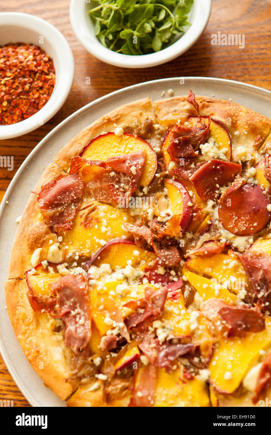 pears and Parma prosciutto pizza, It's Italia Restaurant, Half Moon Bay, California Stock Photo