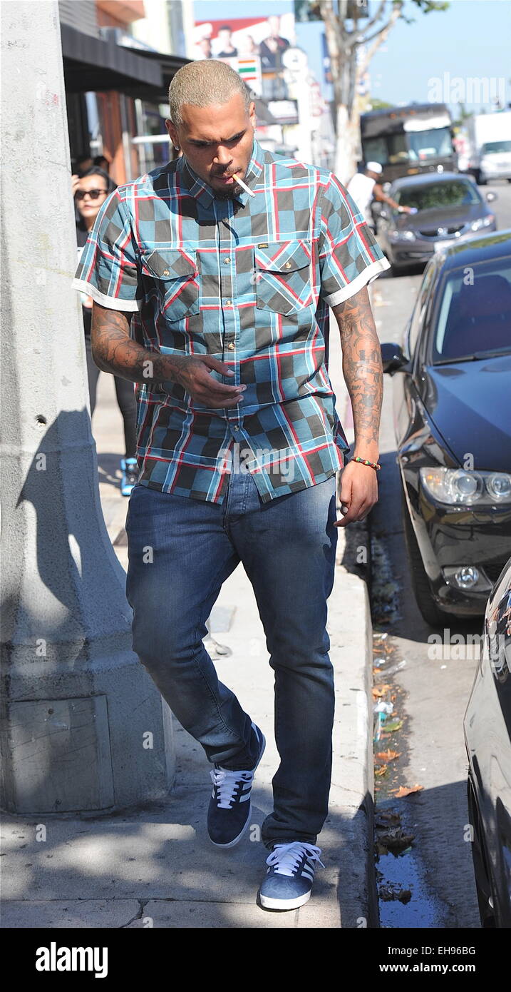 Chris Brown smoking while shopping with on-again off-again girlfriend  Karrueche Tran in Hollywood Featuring: Chris Brown Where: Hollywood,  California, United States When: 05 Sep 2014 Stock Photo - Alamy