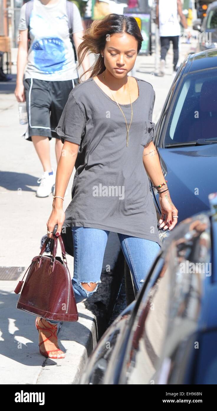 Chris Brown smoking while shopping with on-again off-again girlfriend Karrueche  Tran in Hollywood Featuring: Karrueche Tran Where: Hollywood, California,  United States When: 05 Sep 2014 Stock Photo - Alamy, image size:736x1390