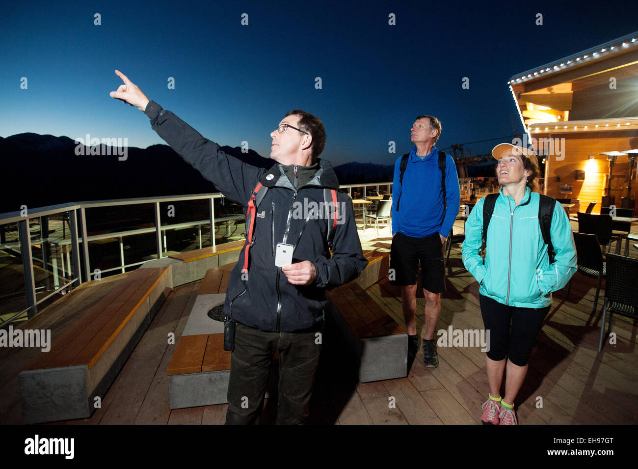 Lead trail guide Stephane Peron points out Jupiter to visitors Keith Johnston and Amy Slichter.  The Sea to Sky Gondola and Summ Stock Photo