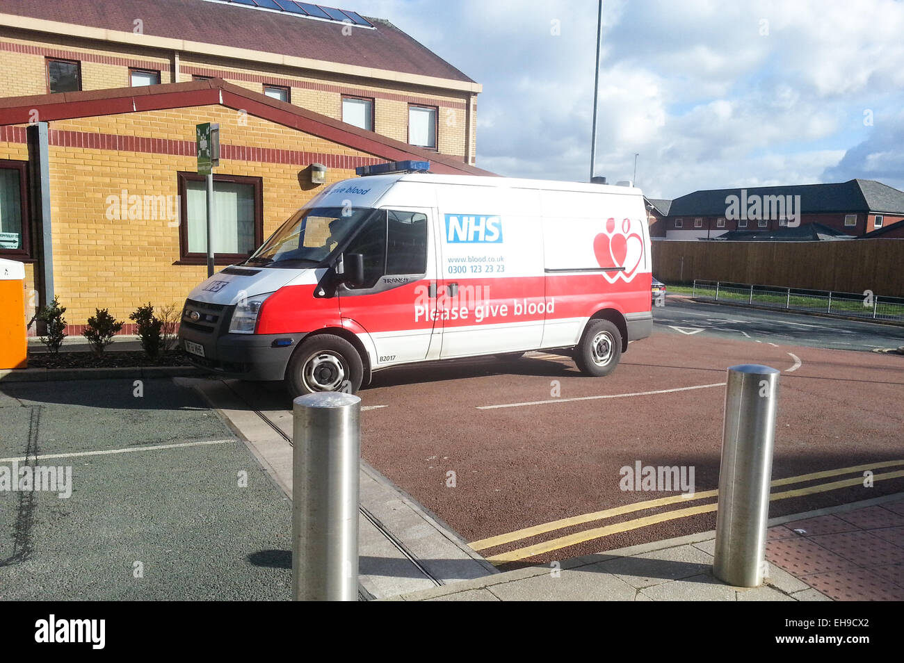 Blood donor van driving into Salford Royal NHS Foundation Trust Stock Photo