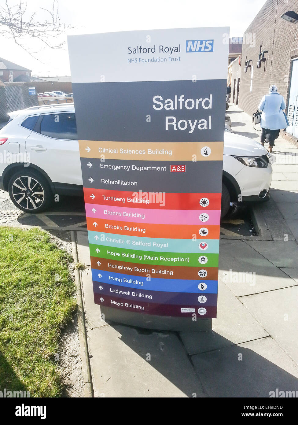 Sign coming into the entrance of Salford Royal NHS Foundation Trust Stock Photo