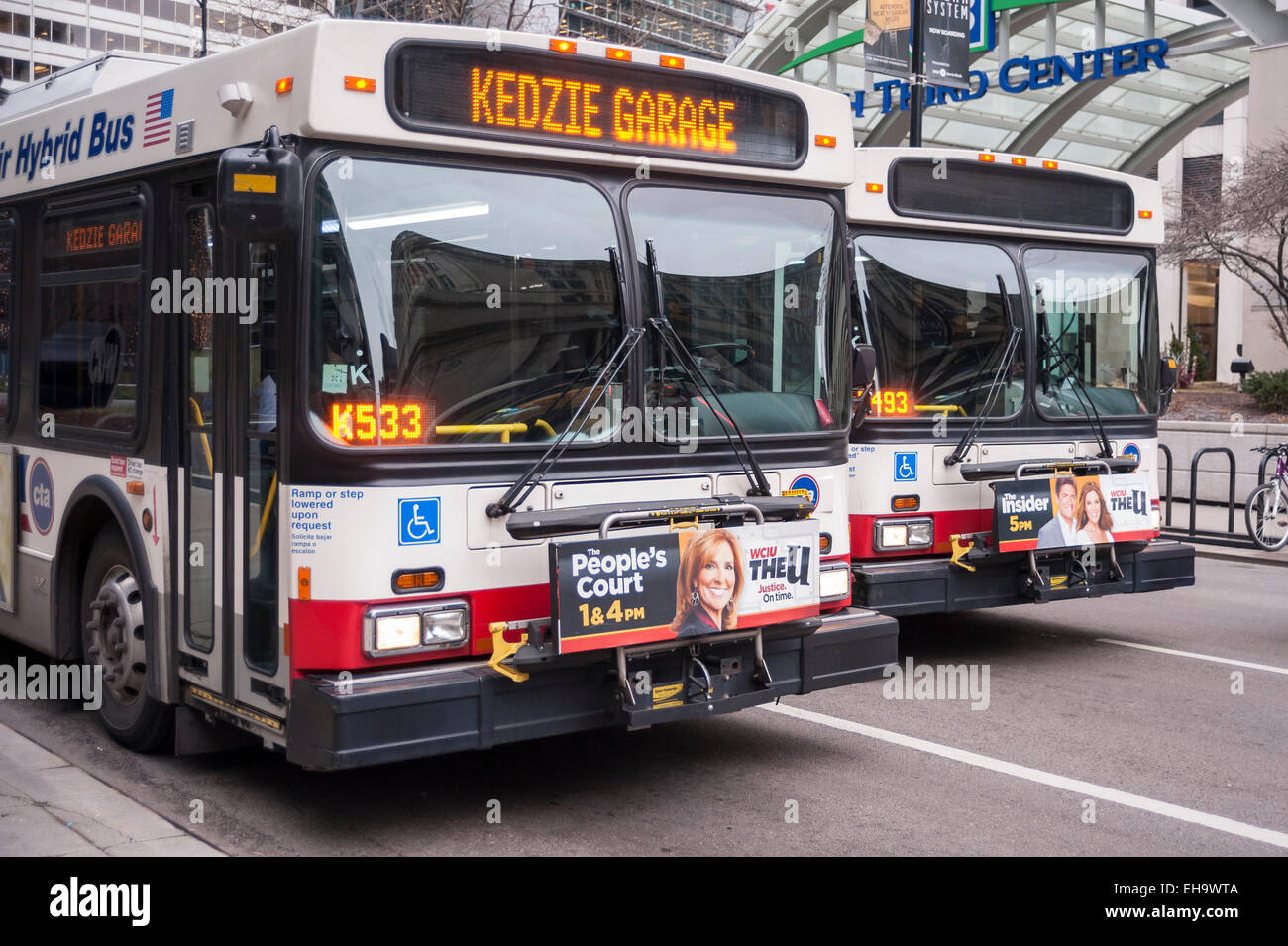 Chicago, USA - a pair of Chicago Transit Authority (CTA) hybrid buses  outside Union Station Stock Photo - Alamy