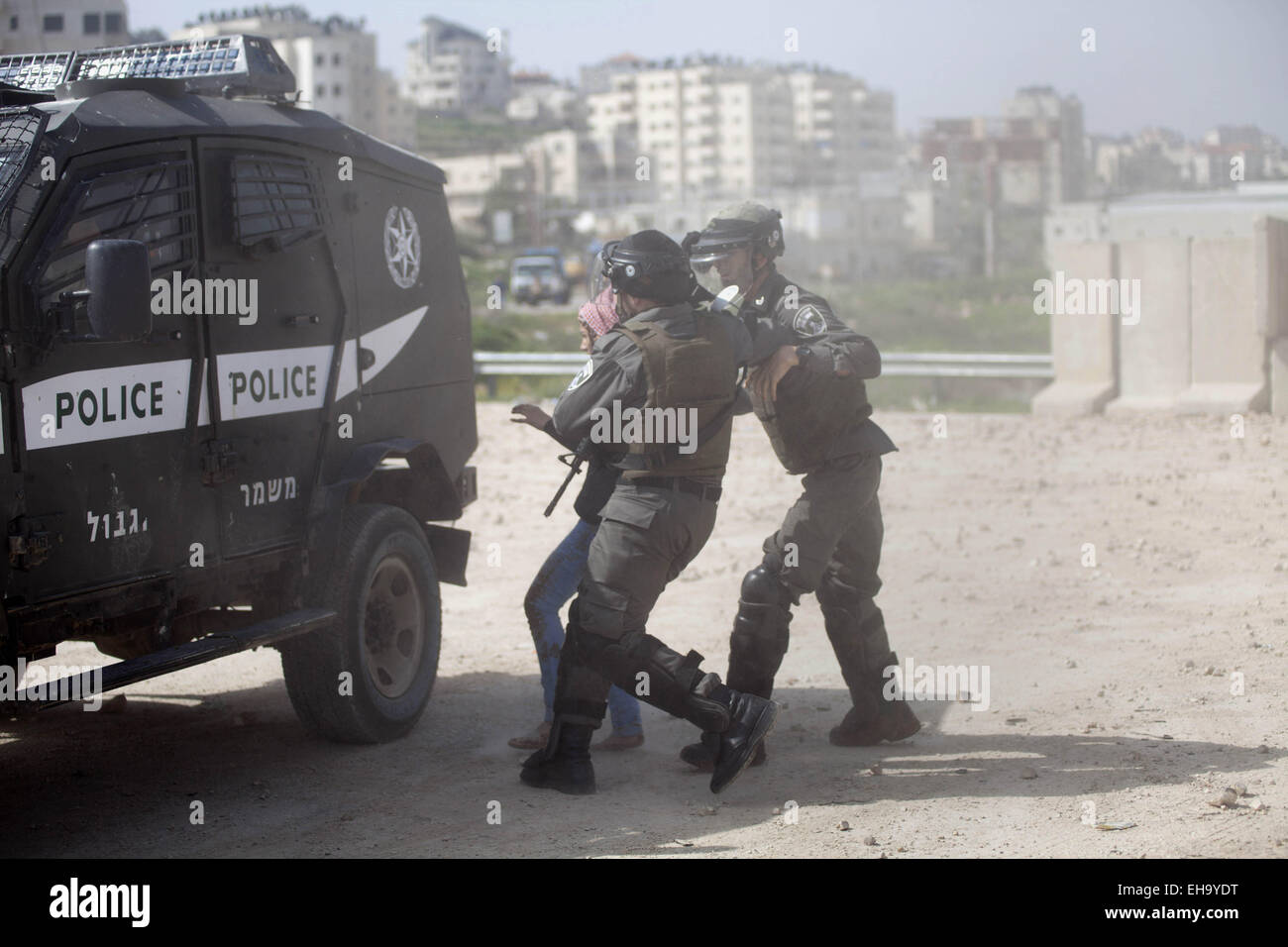 Ramallah, West Bank, Palestinian Territory. 10th Mar, 2015. Israeli border policemen detain a Palestinian girl during clashes at a protest calling for the release of Palestinian students held in Israeli jails, near Israel's Ofer Prison, near the West Bank city of Ramallah, March 10, 2015 Credit:  Shadi Hatem/APA Images/ZUMA Wire/Alamy Live News Stock Photo