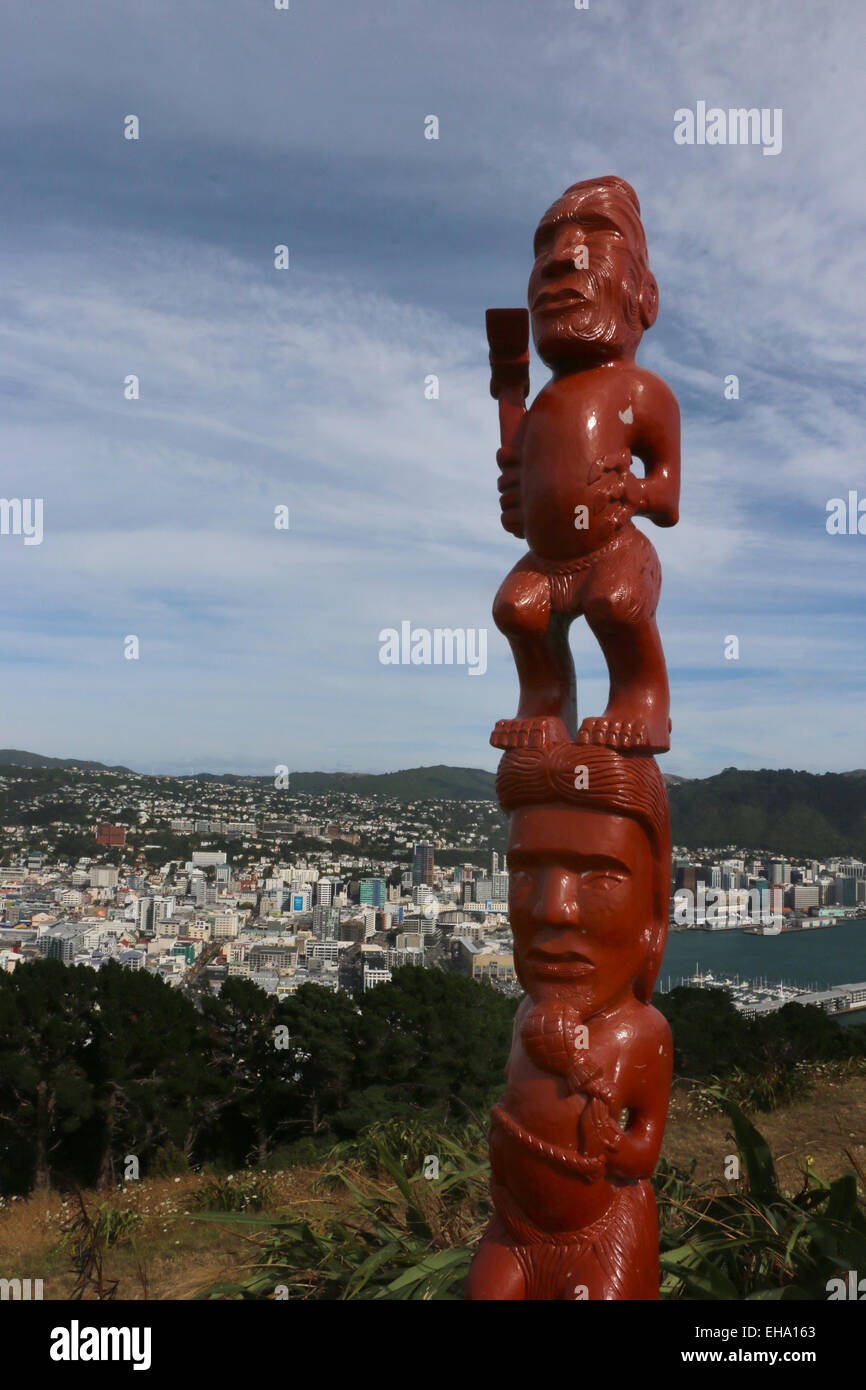 Toi whakairo art carving Maori totem Wellington New Zealand skyline Stock Photo