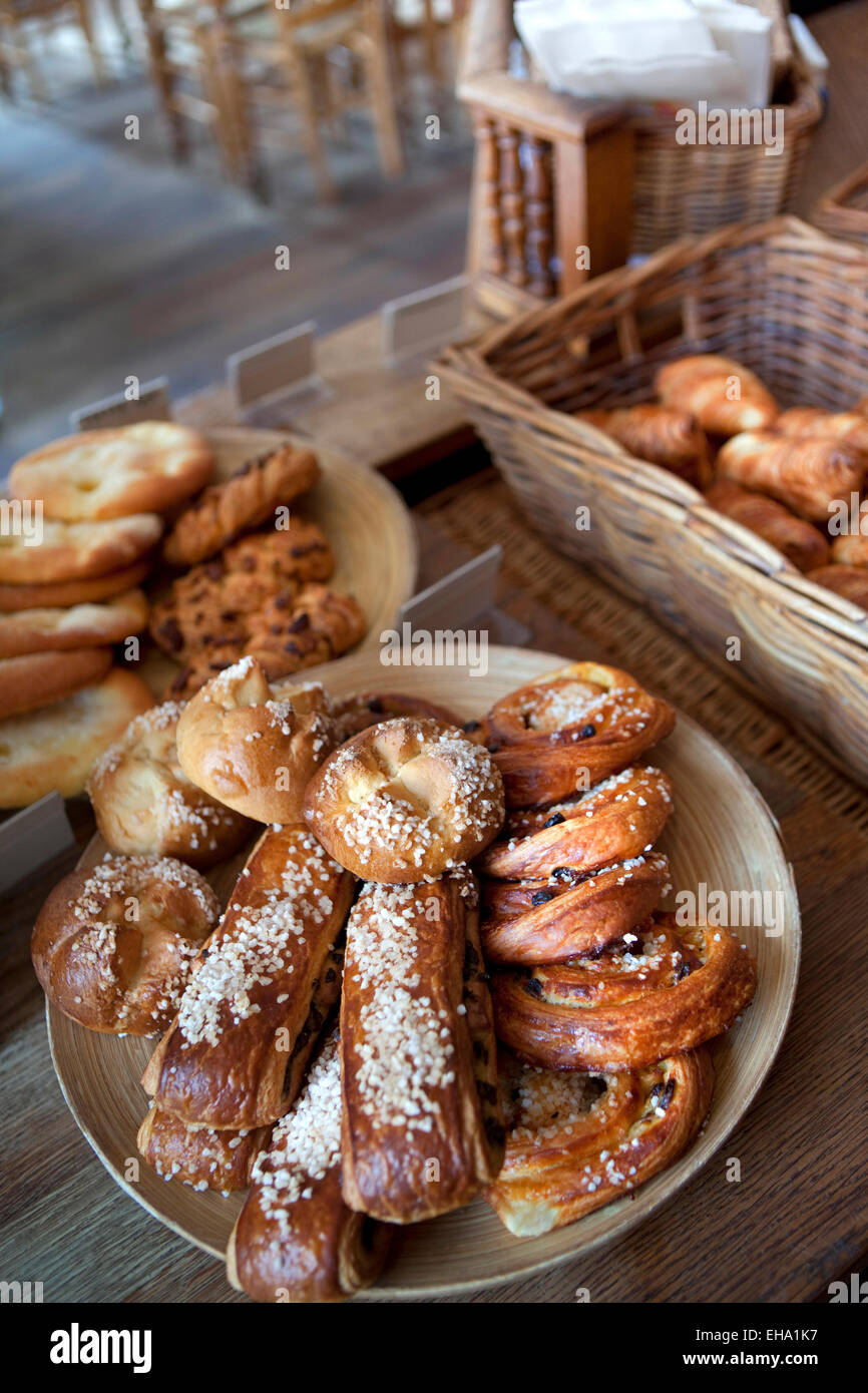 French pastries and cakes in a bakery Stock Photo - Alamy