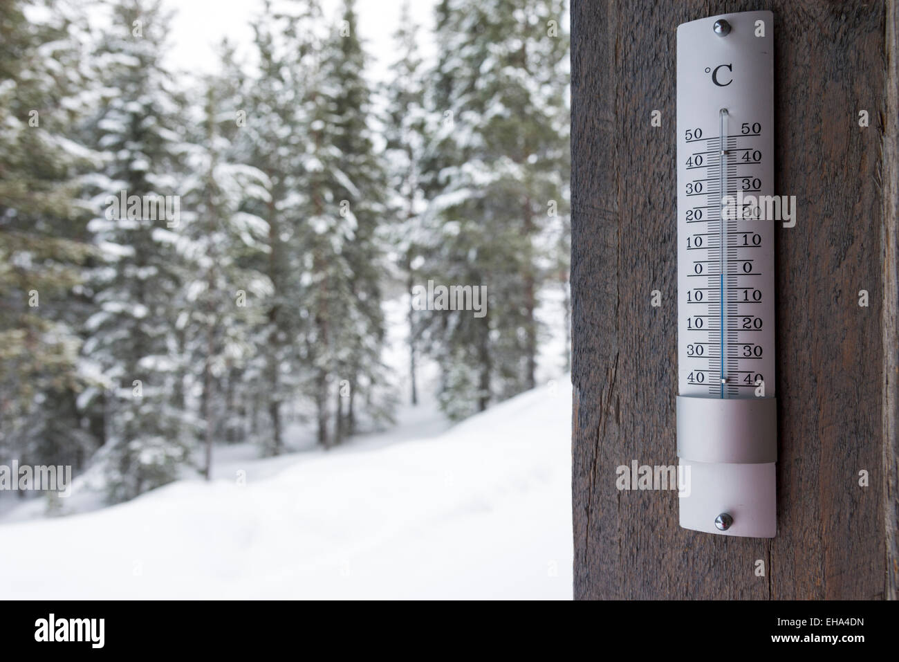 https://c8.alamy.com/comp/EHA4DN/a-close-up-of-a-thermometer-showing-zero-degrees-centigrade-with-a-EHA4DN.jpg