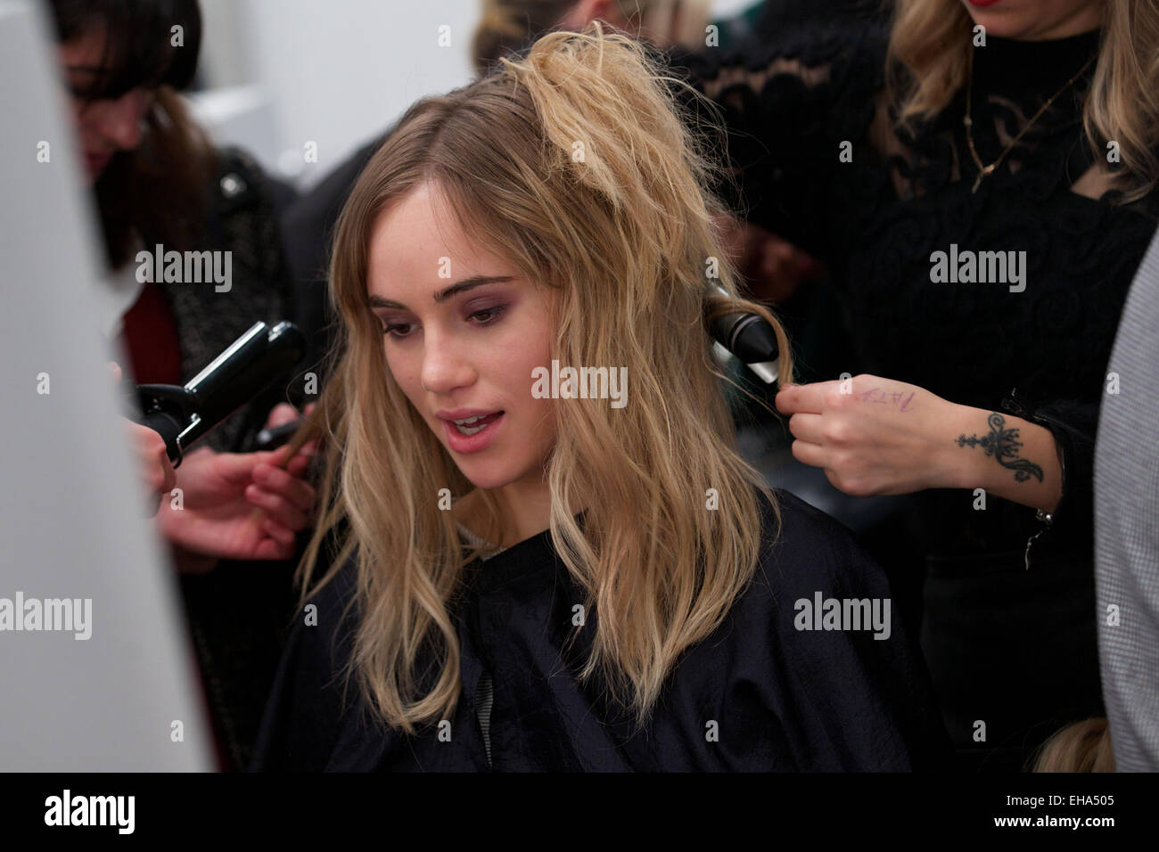 UNITED KINGDOM, London : British model Suki Waterhouse gets ready back stage for the Burberry collection during the 2014 Autumn / Winter London Fashion Week in London on February 17, 2014 Stock Photo