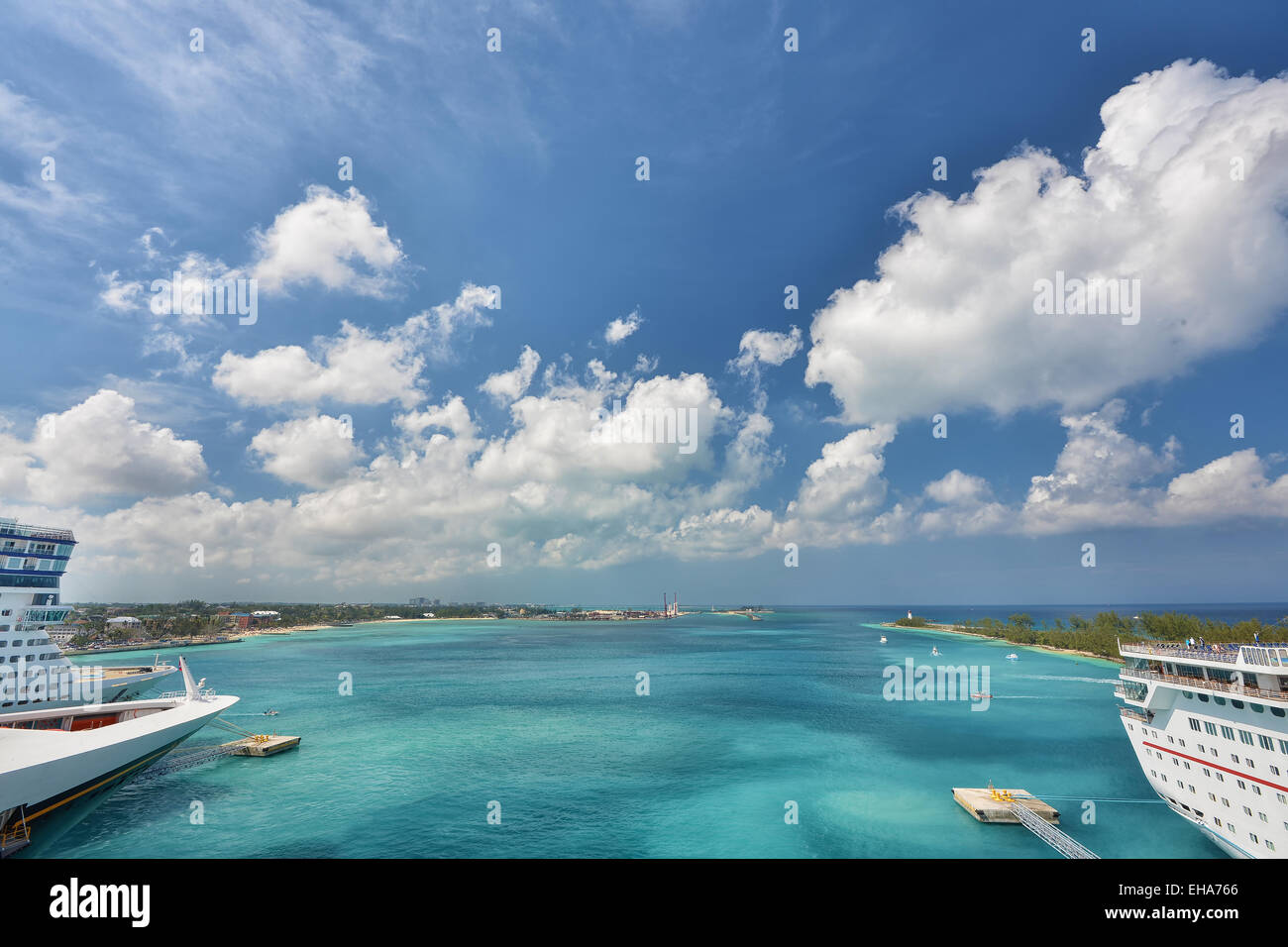 Cruise ship docked hi-res stock photography and images - Alamy