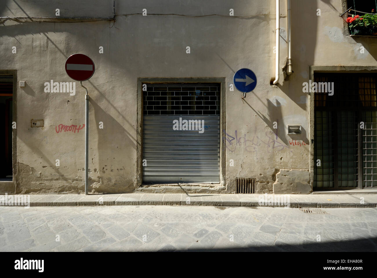 Closed down shop behind barred shutter Stock Photo - Alamy