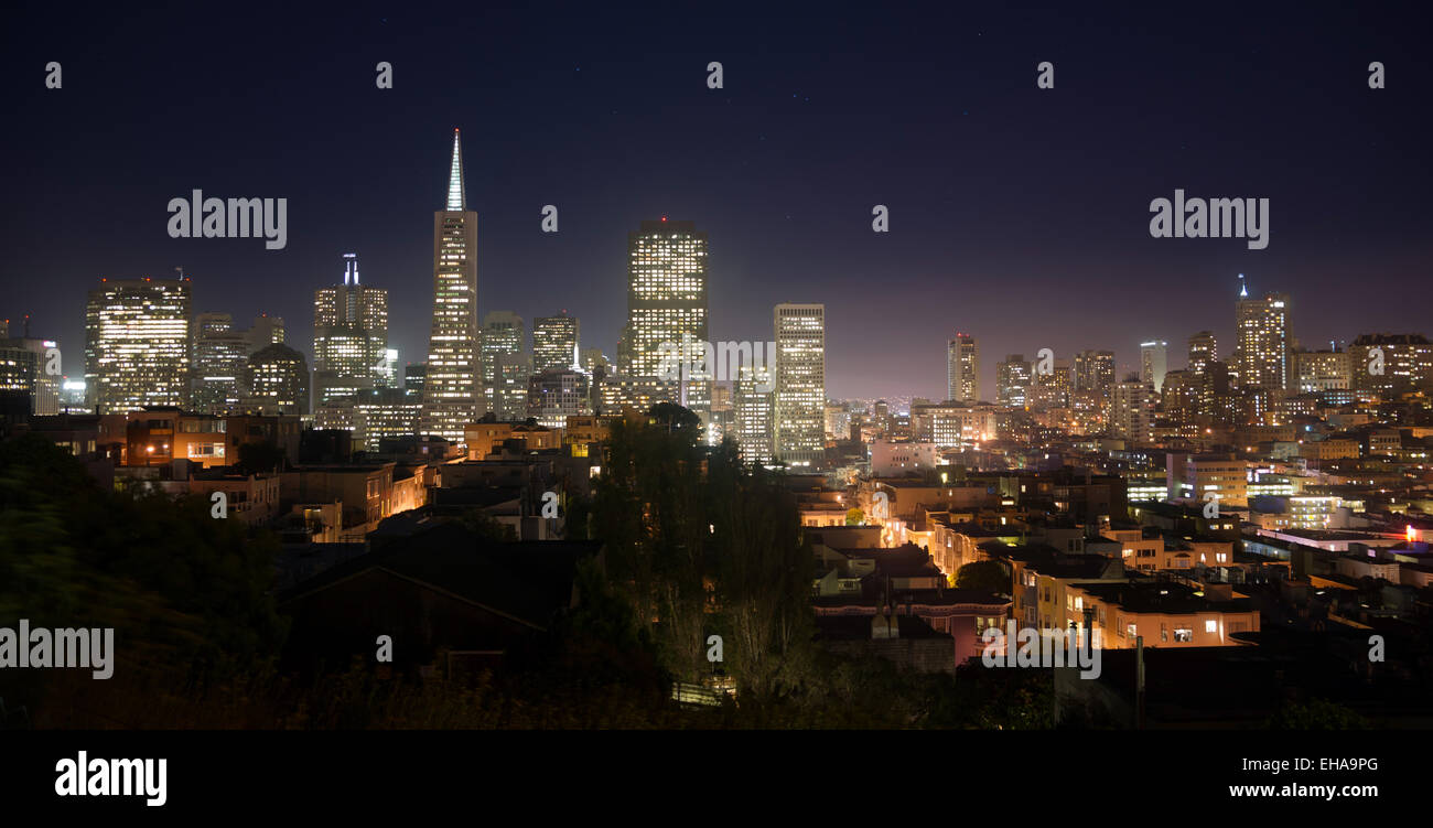 Night falls over the recognizable downtown skyline of San Francisco Stock Photo