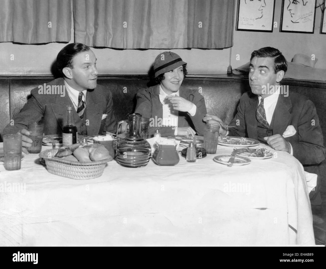George Burns, Gracie Allen, Eddie Cantor, Lunching at Brown Derby, Los Angeles, California, USA, November 7, 1933 Stock Photo