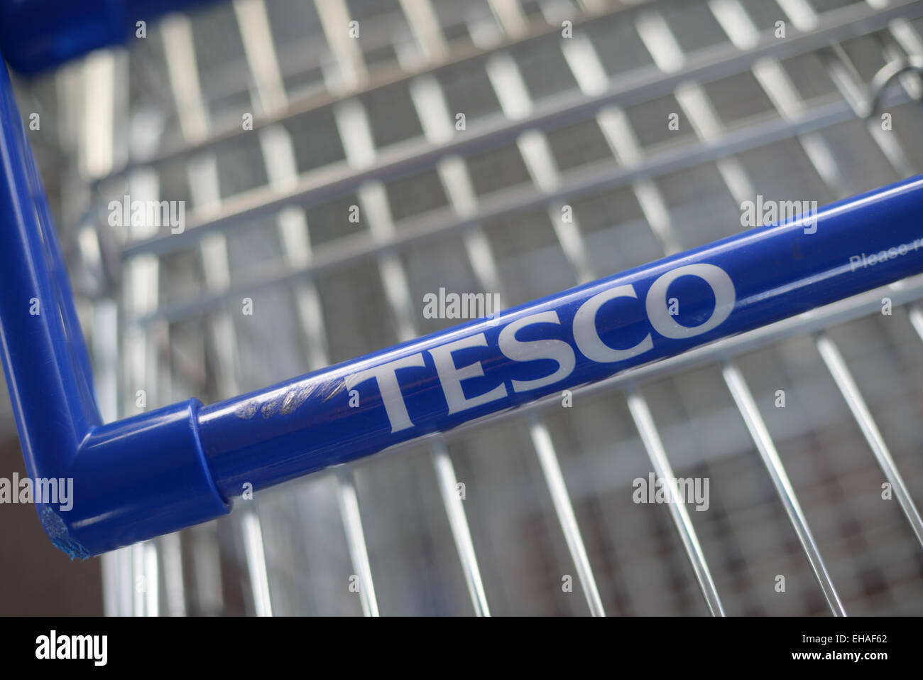 Trolley's at a Tesco Extra supermarket. Picture: Scott Bairstow/Alamy Stock Photo
